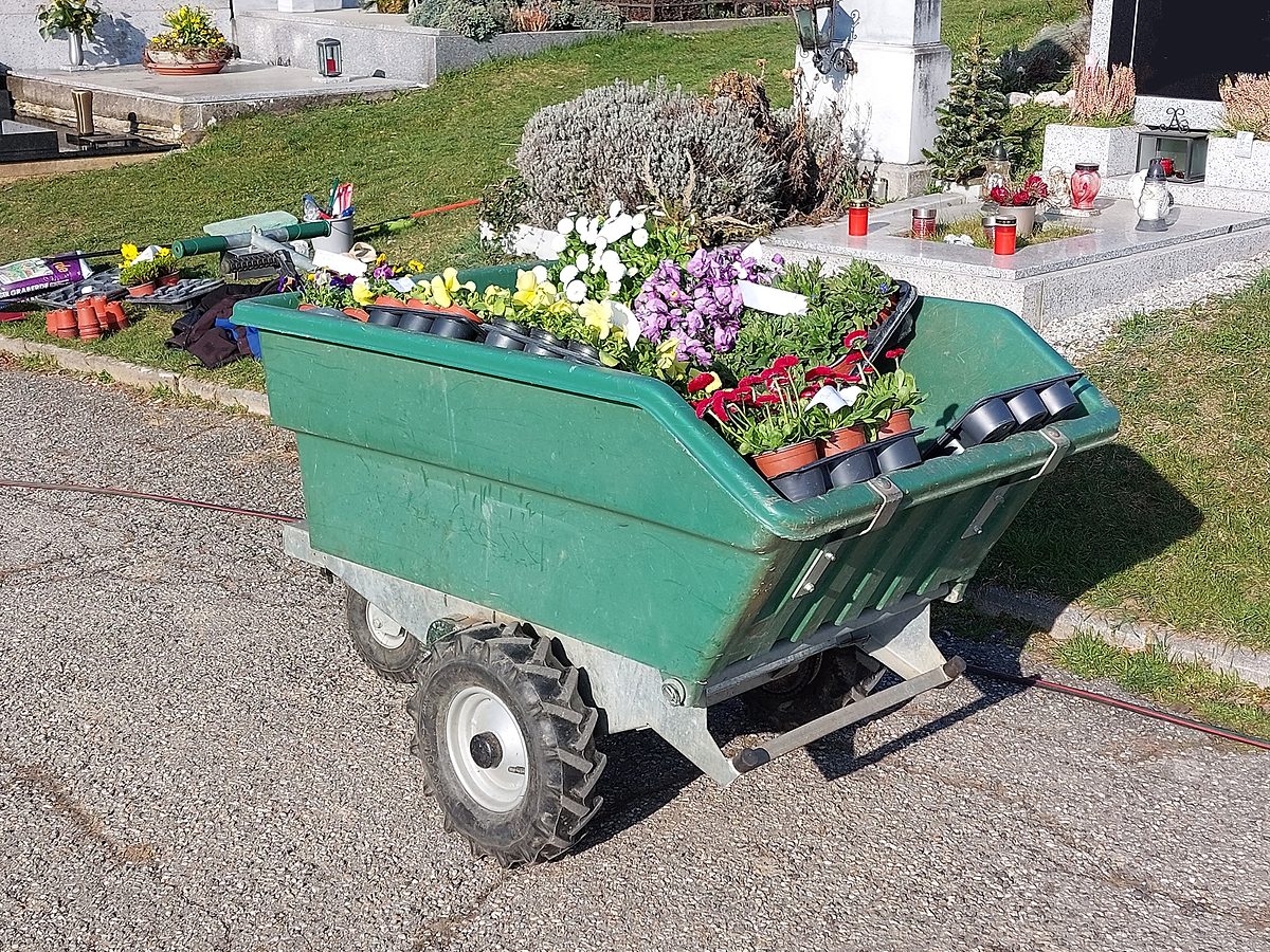 Friedhof und Gemeindebauhof – Akku-Lastkarren im Einsatz